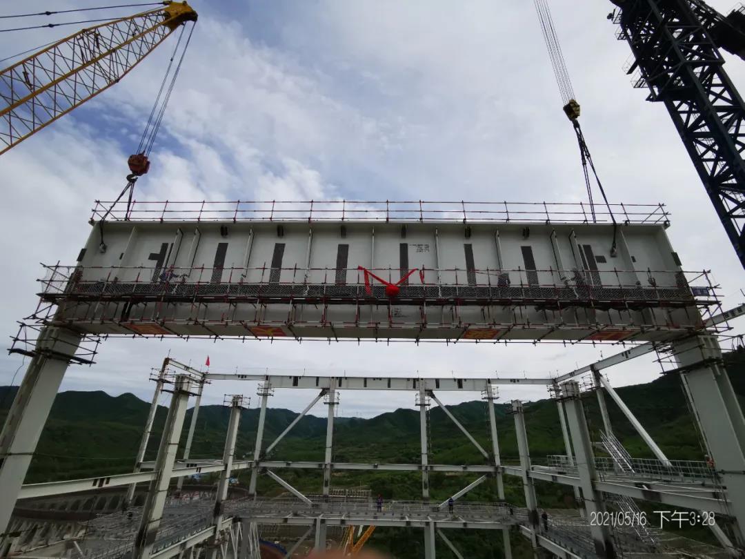 陽(yáng)泉熱電#2鍋爐首根大板梁順利吊裝