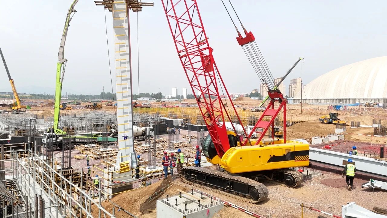 西柏坡電廠四期工程項(xiàng)目7號(hào)鍋爐首根鋼架順利吊裝